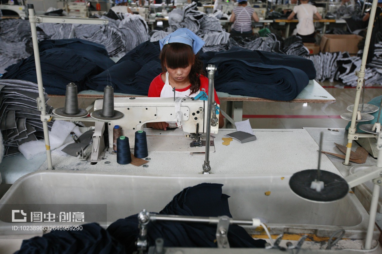 安徽省淮北市秋艷服裝廠,女工在生產車間內加工出口到歐美地區的服裝產品。