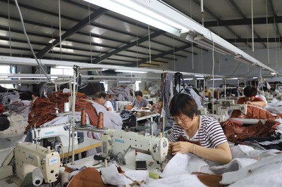 家門(mén)口就業(yè)，群眾腰包鼓起來(lái)——服飾產(chǎn)業(yè)發(fā)展的惠民之道